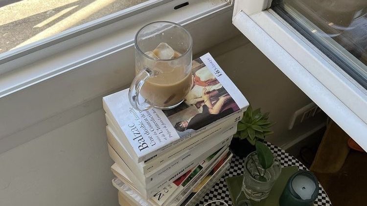 scarlettwants's tweet photo. ain't nothing like reading at a cafe https://t.co/kksDw2MyNF
