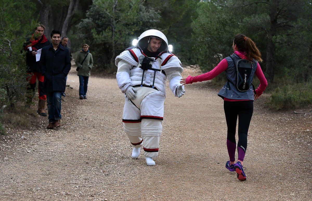 Joyeux anniversaire Arnaud Prost <a href="/Arno_Astro/">Arnaud Prost</a>, astronaute de réserve de l'<a href="/ESA/">European Space Agency</a>, ici photographié en 2016 dans les calanques de Marseille en train de tester le scaphandre de simulation Gandolfi 2.

🎂🎁🎇

#32ans