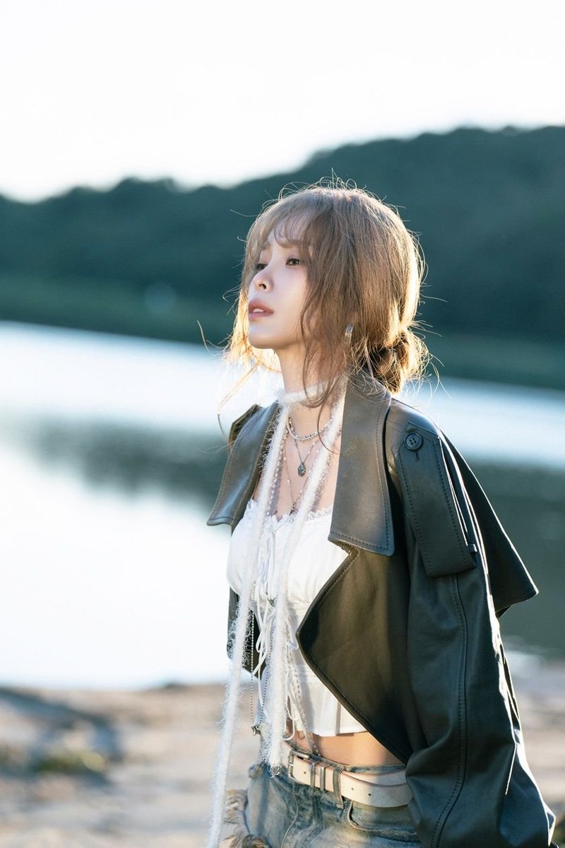 heizesdiary's tweet photo. Heize's 9th Mini Album [FALLIN'] is now OUT!!! 💙

🎬 'FALLIN'' MV
📷https://t.co/rm1AS1oKG7

#헤이즈 #Heize #FALLIN https://t.co/o4Ssvyhf85