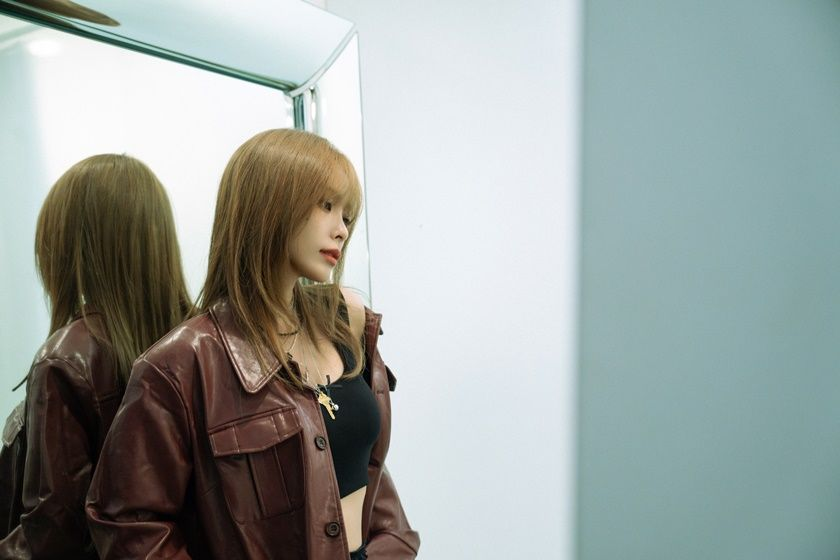 heizesdiary's tweet photo. Heize's 9th Mini Album [FALLIN'] is now OUT!!! 💙

🎬 'FALLIN'' MV
📷https://t.co/rm1AS1oKG7

#헤이즈 #Heize #FALLIN https://t.co/FOnVGVm9qv