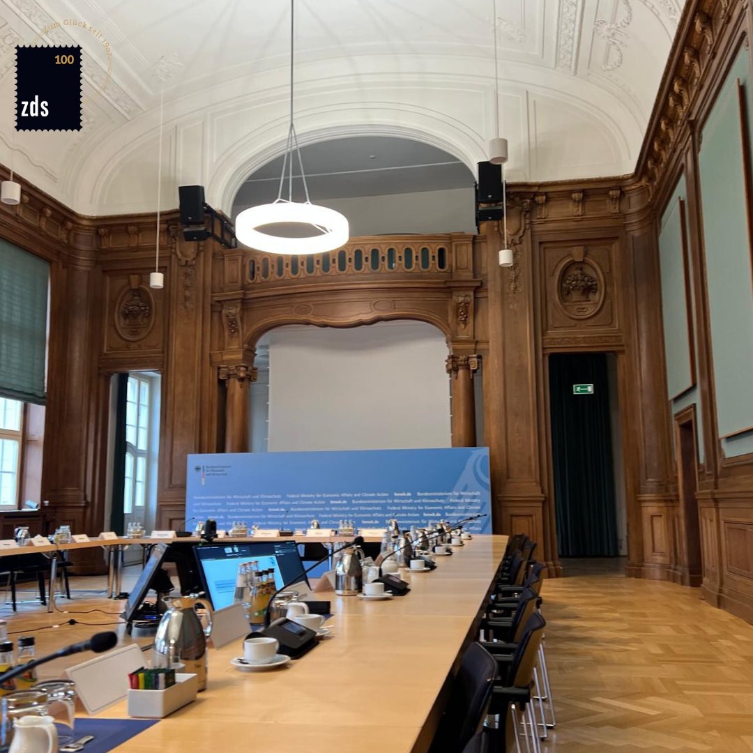 ZDS_News's tweet photo. Heute waren wir beim Gipfel „Vernetztes Haus der Zukunft“ beim #BMWK  

Unter Leitung des Bundesministers Dr. Robert Habeck wurden Themen bezüglich der Dekarbonisierung im Gebäudebereich besprochen.Ein Kernaspekt war die Rolle der Wärmepumpe in der Wärmebereitstellung im Gebäude. https://t.co/9ody1LyjKQ