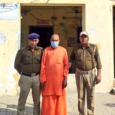 Sachingupta's tweet photo. ये है साधु अशोक कुमार वर्मा। इसने हरिद्वार में एक आश्रम जॉइन किया। धीरे–धीरे एक साध्वी से नजदीकियां हुईं। फिर दोनों के बीच फिजिकल रिलेशन बने। अशोक ने उसकी Video बना ली।

अब अशोक चाहता था साध्वी की कुर्सी पर बैठकर करोड़ों का आश्रम कब्जाना। साध्वी को भनक लगी तो उसने ट्रस्ट से अशोक को निकाल दिया। दबाव बनाने के लिए आरोपी ने अंतरंग Video वायरल कर दिए।

हरिद्वार पुलिस ने आरोपी को दबोचा। अशोक इससे पहले 10 साल इलाहाबाद हाईकोर्ट में वकील रहा है।