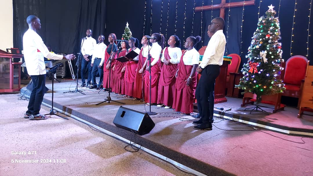 OfficialMubs's tweet photo. A colorful afternoon today at the @st_jameschapel for the Christmas Carols service organized by the MUBS joint chapels, @StLwangaMubs and @stjamesmubs. @ProfMuhwezi the Principal MUBS was the chief guest and in his remarks, he emphasised the need to have joy, peace and reconcile with one another.