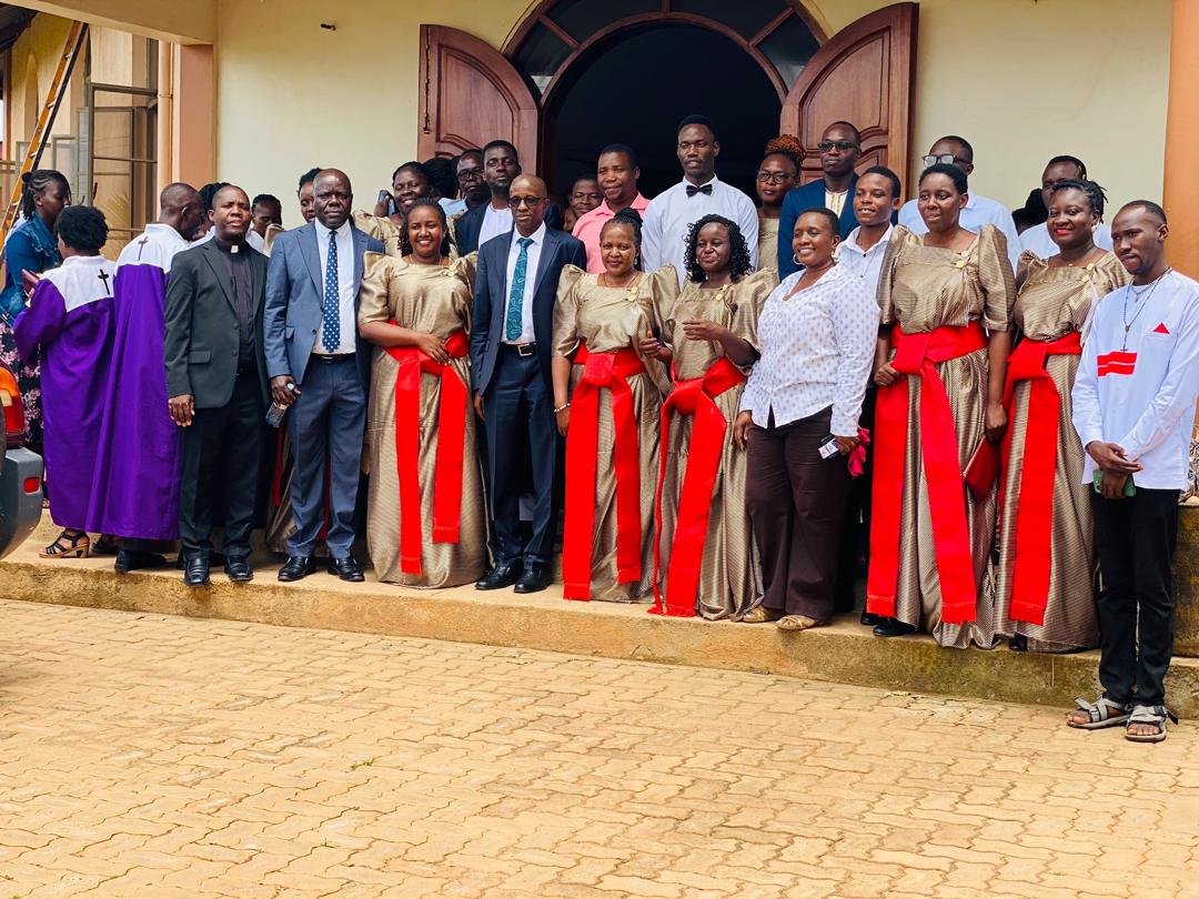OfficialMubs's tweet photo. A colorful afternoon today at the @st_jameschapel for the Christmas Carols service organized by the MUBS joint chapels, @StLwangaMubs and @stjamesmubs. @ProfMuhwezi the Principal MUBS was the chief guest and in his remarks, he emphasised the need to have joy, peace and reconcile with one another.