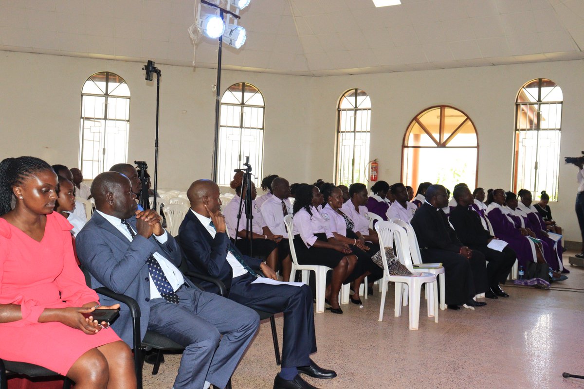 OfficialMubs's tweet photo. A colorful afternoon today at the @st_jameschapel for the Christmas Carols service organized by the MUBS joint chapels, @StLwangaMubs and @stjamesmubs. @ProfMuhwezi the Principal MUBS was the chief guest and in his remarks, he emphasised the need to have joy, peace and reconcile with one another.
