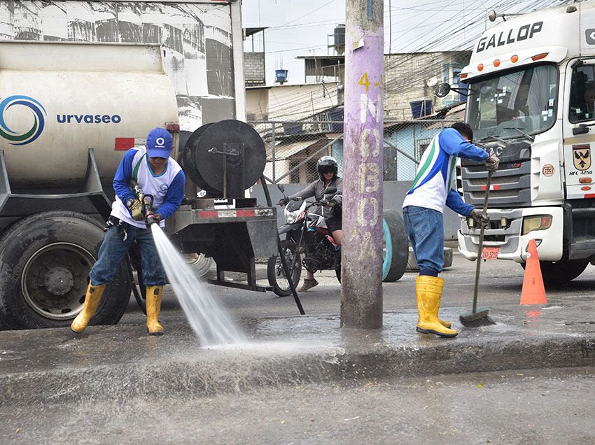 Estuvimos en la Av. Cacique Tomalá, en el Guasmo Sur, supervisando una limpieza profunda con la Dirección de Aseo Cantonal y Urvaseo. Este sector, afectado por la mala disposición de desechos, merece un cambio. 

Desde la Av. 25 de Julio hasta la Cartonera, diez carretilleros