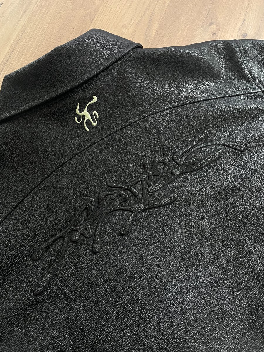 aryes_____'s tweet image. we are gifting a jacket in the rt 🔁