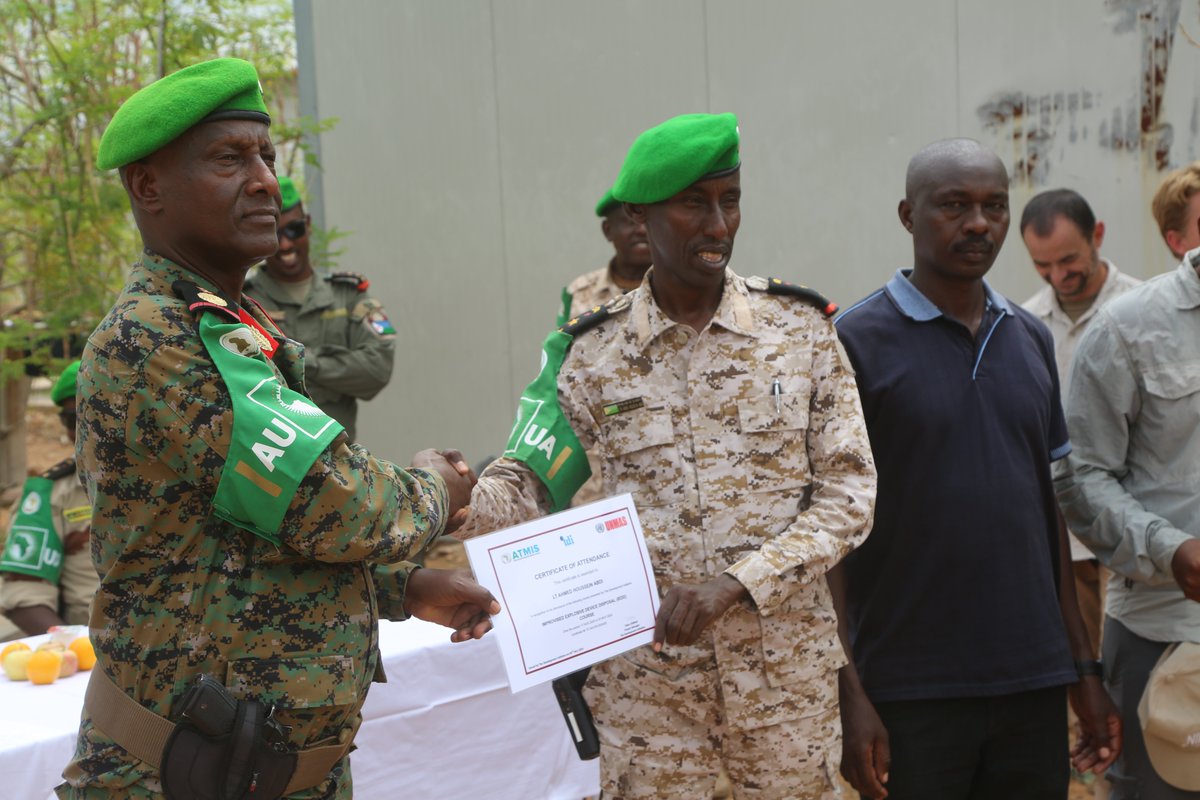 ATMIS_Somalia's tweet photo. Afar sarkaal oo ka tirsan Ciidamada Jabuuti #DNDF ee #ATMIS ayu usoo dhamaaday tababar saddex bilood ah oo ku saabsan walxaha qarxa oo ka dhacay Xarunta Taliska Guud ee Qeybta 4aad ee ATMIS ee #Beletweyne, Gobolka Hiiraan.
Tababarkan oo ay si wadajir ah u bixinayeen @UNMAS iyo TDI, ayaa diiradda lagu saaray ka hortagga khataraha walxaha qarka #IED, isticmaalka hababka Electromagnetic Countermeasures (ECM), iyo maaraynta hawlaha walxaha qarxa si loo xoojiyo howlaha inta lagu jiro howlgallada.
Taliyaha qeybta 4aad ee ATMIS, G/sare Said Waberi Harour, ayaa ku booriyay saraakiisha inay adeegsadaan aqoonta iyo xirfadaha ay ku barteen tababarka si ay u yareeyaan khataraha walxaha qarxa oo ay u guuleystaan howlgallada. #ATMISIyoQeybaheeda