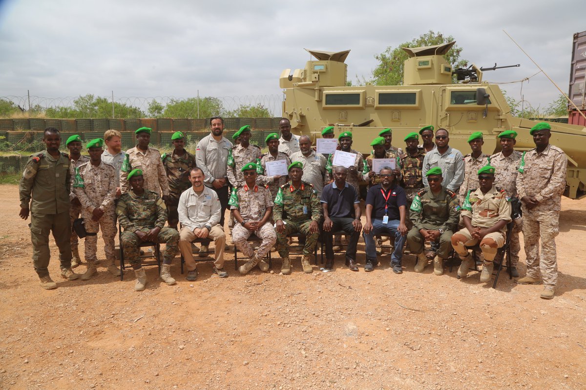 ATMIS_Somalia's tweet photo. Afar sarkaal oo ka tirsan Ciidamada Jabuuti #DNDF ee #ATMIS ayu usoo dhamaaday tababar saddex bilood ah oo ku saabsan walxaha qarxa oo ka dhacay Xarunta Taliska Guud ee Qeybta 4aad ee ATMIS ee #Beletweyne, Gobolka Hiiraan.
Tababarkan oo ay si wadajir ah u bixinayeen @UNMAS iyo TDI, ayaa diiradda lagu saaray ka hortagga khataraha walxaha qarka #IED, isticmaalka hababka Electromagnetic Countermeasures (ECM), iyo maaraynta hawlaha walxaha qarxa si loo xoojiyo howlaha inta lagu jiro howlgallada.
Taliyaha qeybta 4aad ee ATMIS, G/sare Said Waberi Harour, ayaa ku booriyay saraakiisha inay adeegsadaan aqoonta iyo xirfadaha ay ku barteen tababarka si ay u yareeyaan khataraha walxaha qarxa oo ay u guuleystaan howlgallada. #ATMISIyoQeybaheeda