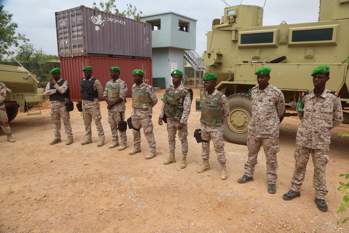 ATMIS_Somalia's tweet photo. Afar sarkaal oo ka tirsan Ciidamada Jabuuti #DNDF ee #ATMIS ayu usoo dhamaaday tababar saddex bilood ah oo ku saabsan walxaha qarxa oo ka dhacay Xarunta Taliska Guud ee Qeybta 4aad ee ATMIS ee #Beletweyne, Gobolka Hiiraan.
Tababarkan oo ay si wadajir ah u bixinayeen @UNMAS iyo TDI, ayaa diiradda lagu saaray ka hortagga khataraha walxaha qarka #IED, isticmaalka hababka Electromagnetic Countermeasures (ECM), iyo maaraynta hawlaha walxaha qarxa si loo xoojiyo howlaha inta lagu jiro howlgallada.
Taliyaha qeybta 4aad ee ATMIS, G/sare Said Waberi Harour, ayaa ku booriyay saraakiisha inay adeegsadaan aqoonta iyo xirfadaha ay ku barteen tababarka si ay u yareeyaan khataraha walxaha qarxa oo ay u guuleystaan howlgallada. #ATMISIyoQeybaheeda