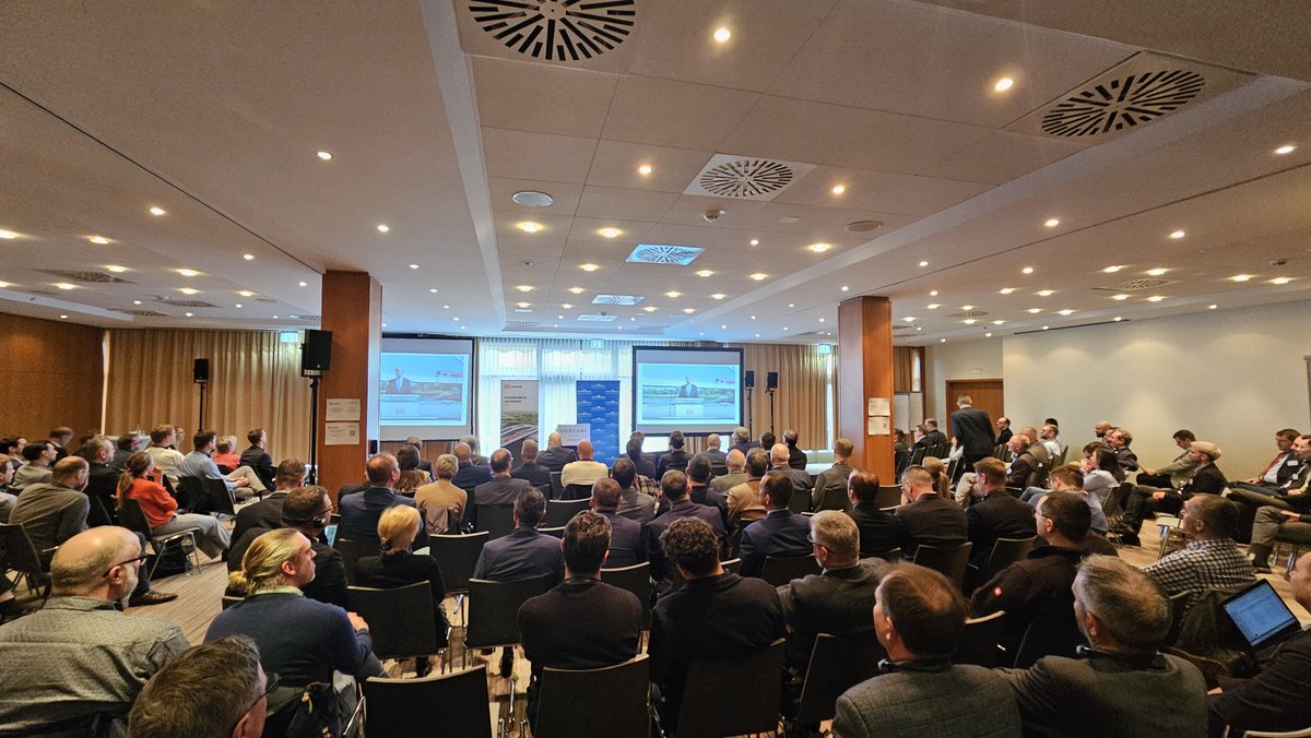 SPTechPL's tweet image. Zarząd 𝗦𝗣 𝗧𝗲𝗰𝗵 𝗦𝗼𝗹𝘂𝘁𝗶𝗼𝗻𝘀 bierze udział w 14. Konferencji Granicznej DB InfraGO AG i PKP PLK S.A. w Poczdamie. To ważne wydarzenie w branży, które umożliwia wymianę doświadczeń na temat rozwoju infrastruktury transportowej.
#SPTechSolutions #KonferencjaGraniczna