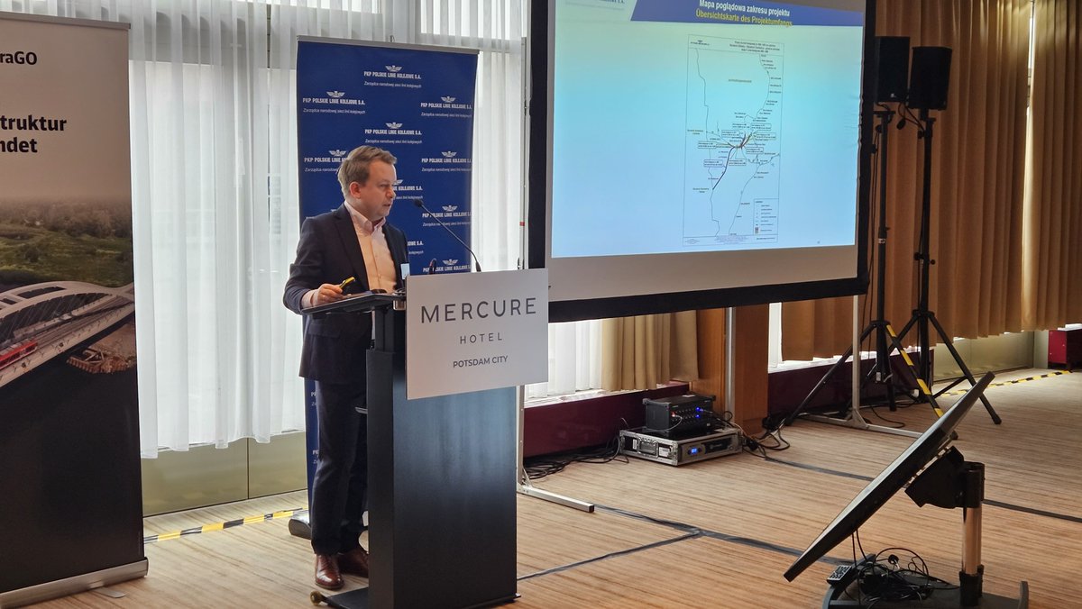 SPTechPL's tweet image. Zarząd 𝗦𝗣 𝗧𝗲𝗰𝗵 𝗦𝗼𝗹𝘂𝘁𝗶𝗼𝗻𝘀 bierze udział w 14. Konferencji Granicznej DB InfraGO AG i PKP PLK S.A. w Poczdamie. To ważne wydarzenie w branży, które umożliwia wymianę doświadczeń na temat rozwoju infrastruktury transportowej.
#SPTechSolutions #KonferencjaGraniczna