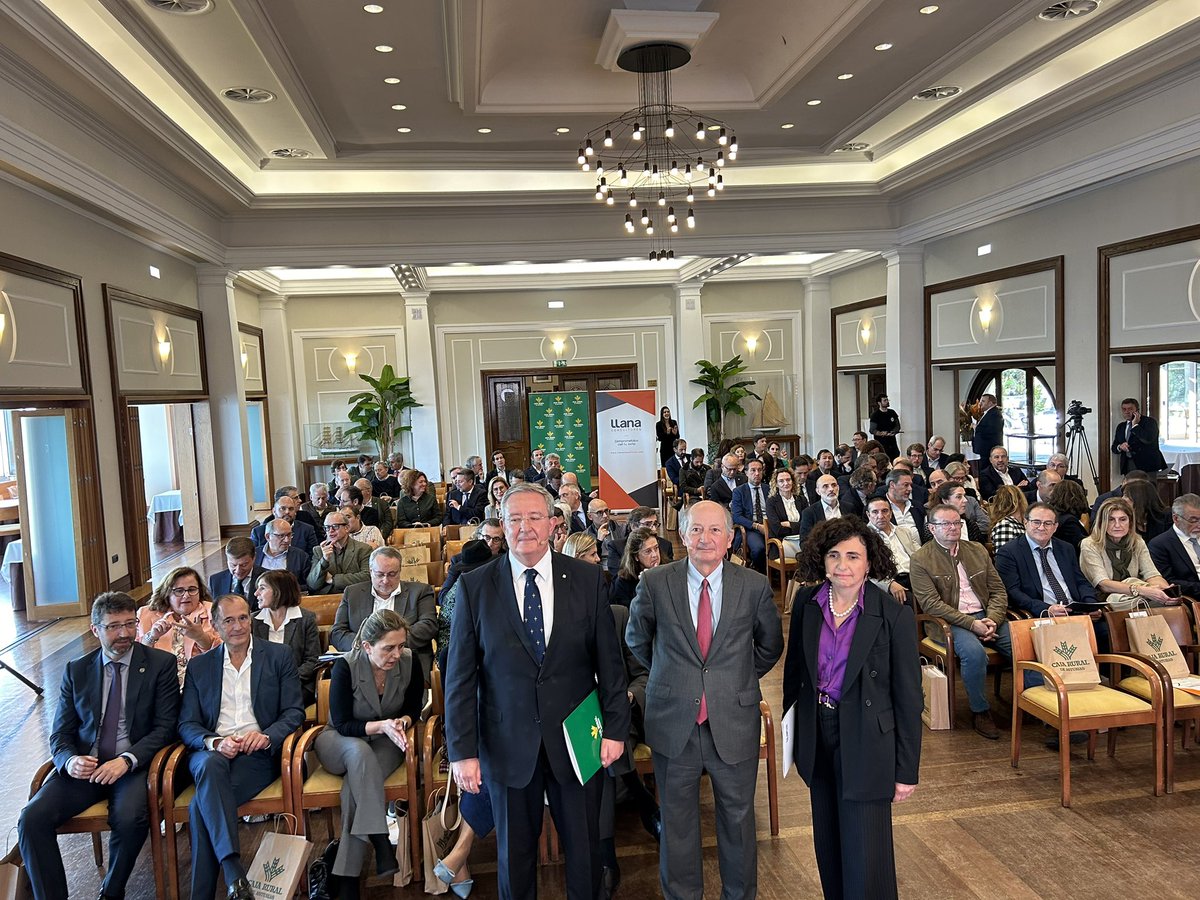 Hoy ponemos luz a las #empresas de #Asturias con la conferencia de Fernando Fernández, consejero del <a href="/BancoDeEspana/">Banco de España</a> y con <a href="/CRASTURIAS/">Caja Rural Asturias</a> conocemos los retos y oportunidades de la #economía de Asturias y #España