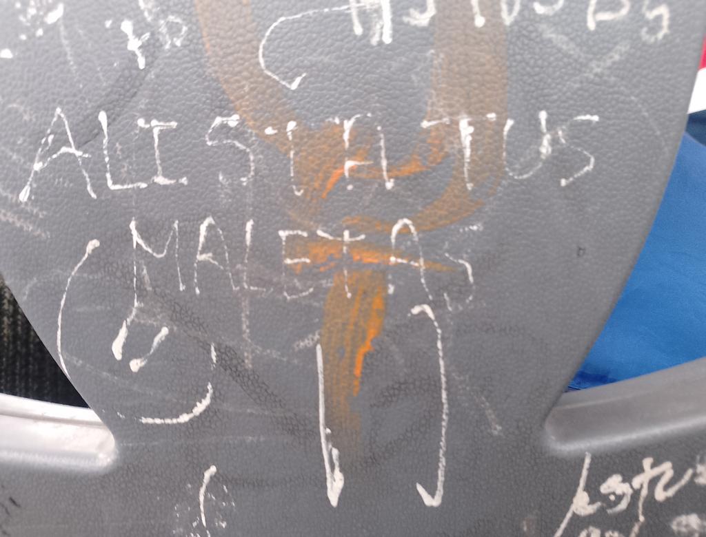 Mientras tanto un mensaje de la vida o del bus pero dice: ALISTA TUS MALETAS 🩷 🛩️!