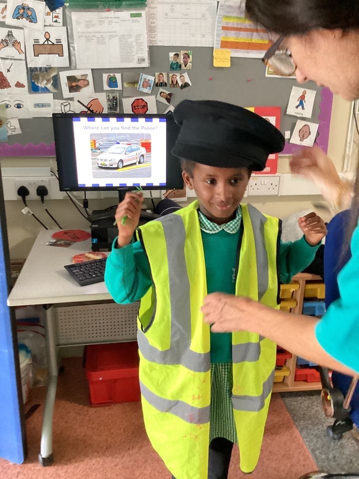 WoodlandsHarrow's tweet photo. In PSHE last half term, Acorn class children have been learning about “People who help us”. Children enjoyed taking part in role-play. All pupils had fun dressing up and taking part in role play to be a policeman, dentist and a postman.  #harrow #SEND #education https://t.co/Aa4NyY2Bw8