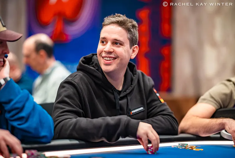 santijota8's tweet photo. El 🔥 2024 🔥 de @ZerosPoker 🇪🇸:
Cobros: 10
Mesas finales: 5
🥉: 1
🏆: 2
Ganancias: $1.175.153
Logró su mejor cobro live al ganar el SHR Warm-Up $25K del #EPTCyprus 🇨🇾 por $417K. Con estos resultados subió al puesto 21° del All Time Money List 🇪🇸 con $1.4M. https://t.co/ApSWOhvLEt