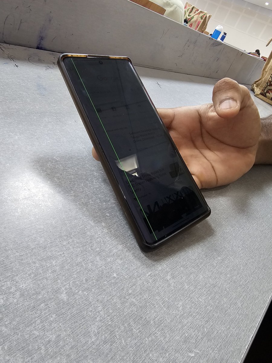 MachineniNitin's tweet photo. Hey, so we have been using the Moto Edge 30 Ultra for a year, and there was a recent security update. Now, there has been an issue related to a green line on the display without any external damage @motorolaindia we expect a quick response or solution to resolve this issue. https://t.co/4NkGt8YGaN