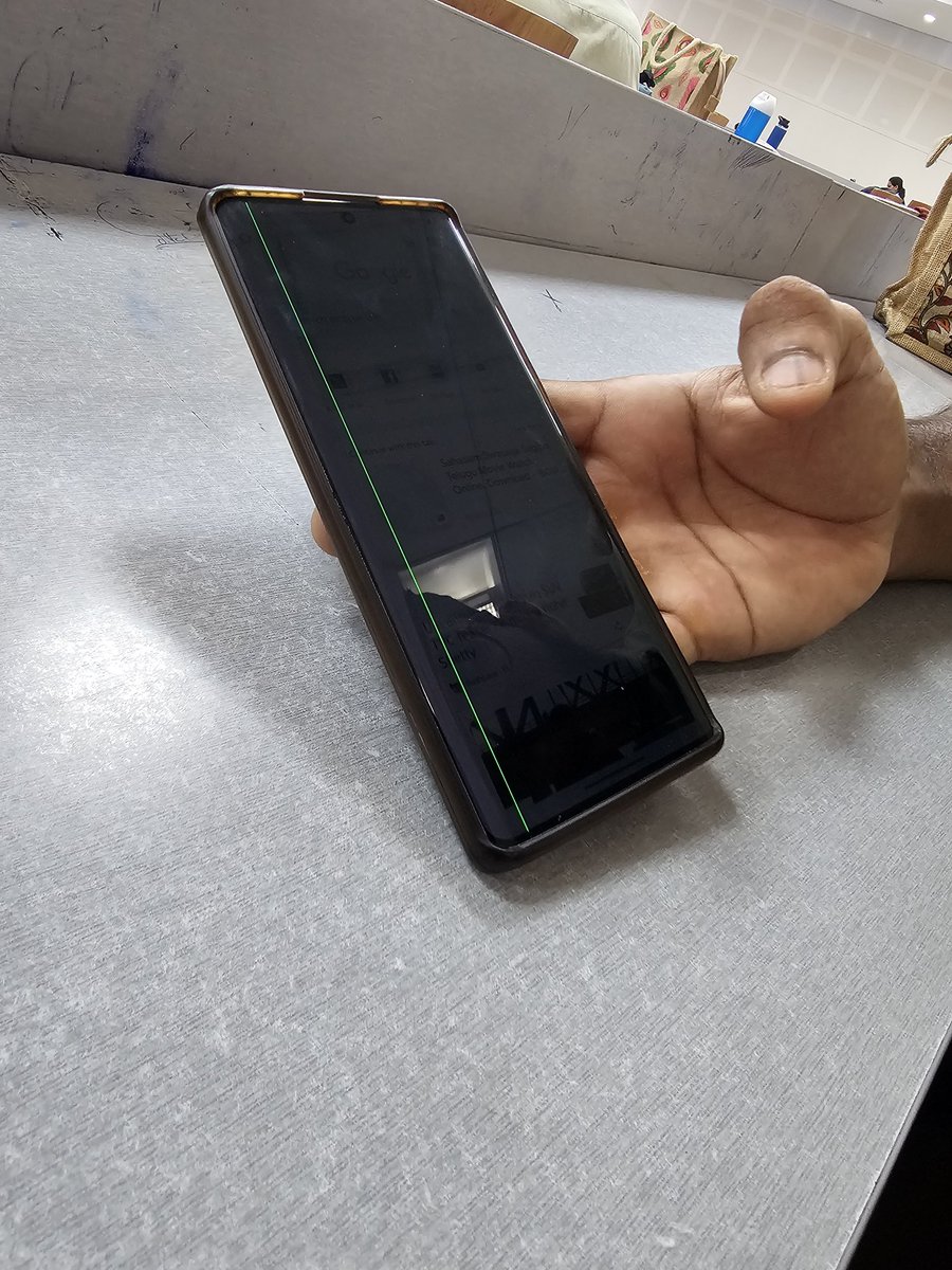 MachineniNitin's tweet photo. Hey, so we have been using the Moto Edge 30 Ultra for a year, and there was a recent security update. Now, there has been an issue related to a green line on the display without any external damage @motorolaindia we expect a quick response or solution to resolve this issue. https://t.co/4NkGt8YGaN