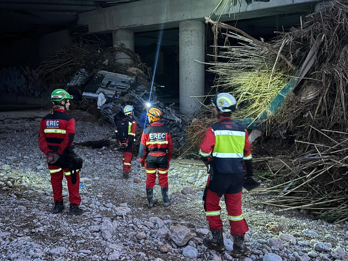Ahir una part del grup es va desplaçar a la zona sud de Xiva. Els hi van assignar la tasca de recerca amb gos en barranc i riera on havien desaparegut persones. A la tarda van recercar pel polígon de Riba-roja. 
La resta de l'equip va continuar esgotant aigua a Picanya.
