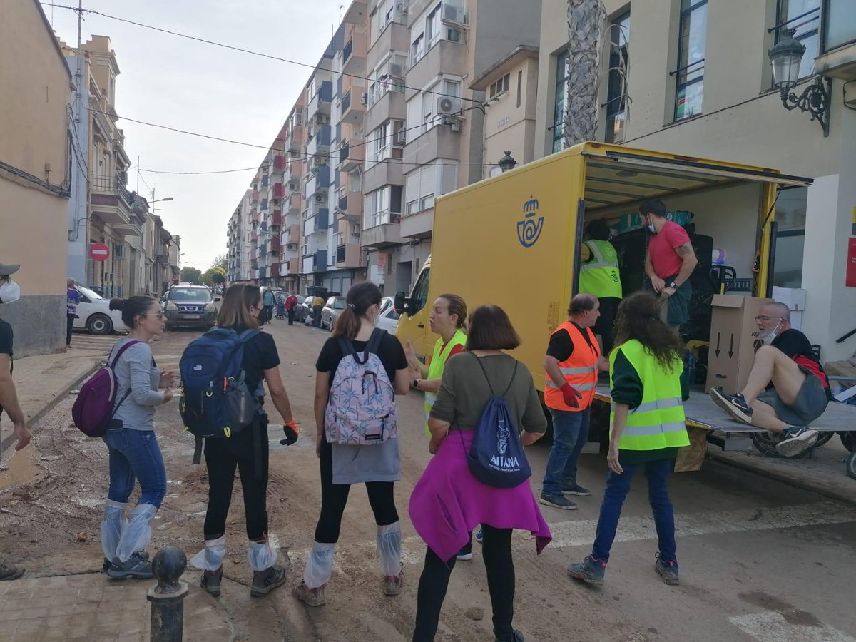 Correos's tweet photo. Desde el primer momento hemos puesto nuestra capacidad logística y de transporte al servicio de la ayuda a los damnificados por la #DANA. Ayer distribuimos productos de primera necesidad desde Mercavalencia a diversos puntos de la zona afectada. https://t.co/kyvFmLavBh