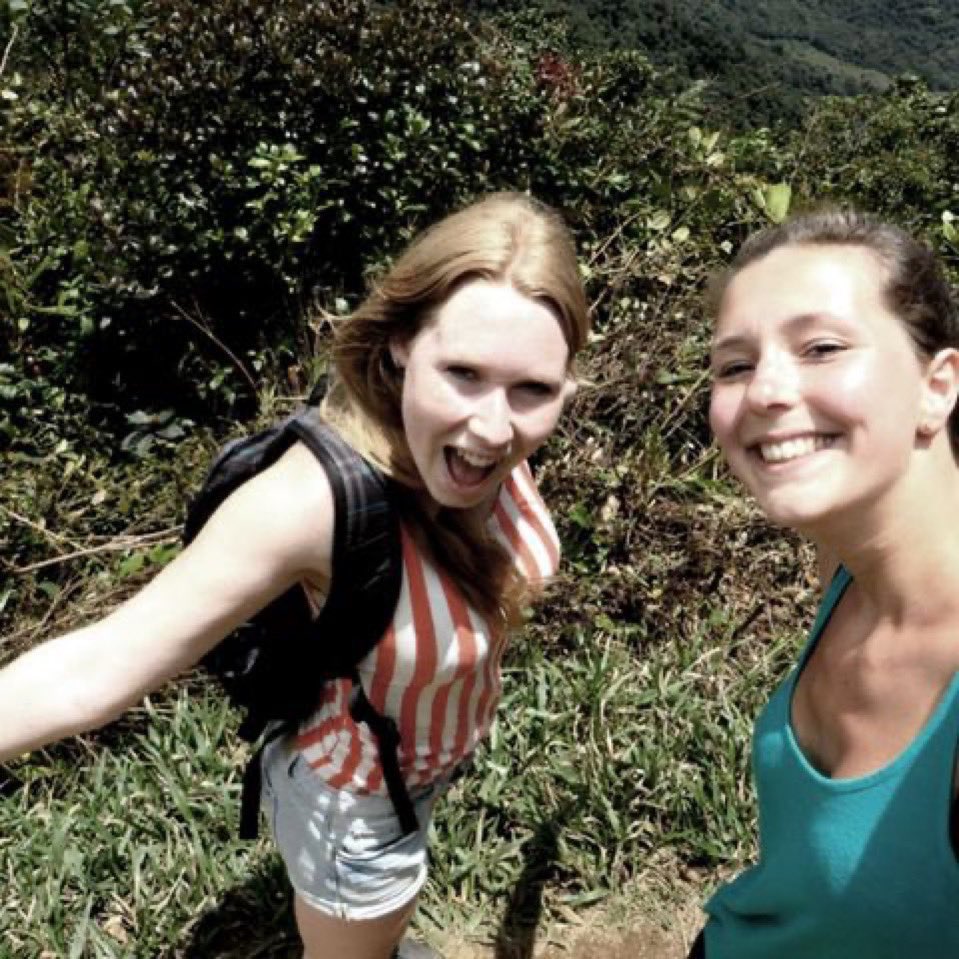 En 2014, Kris Kremers y Lisanne Froon desaparecieron mientras hacían senderismo en la naturaleza de Panamá🇵🇦

Semanas después, se descubrió su cámara con muchas fotos inquietantes. 

Dos meses después, se encontraron un pie y una pelvis humanos🦴. 

Esta es su inquietante