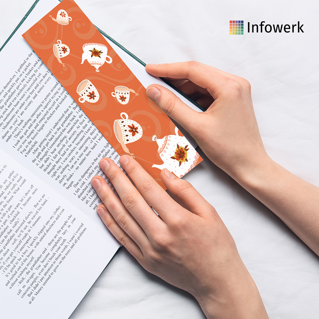Infowerk_se's tweet photo. 📚✨ Redo för en mysig läskväll? Gör det perfekt med våra anpassningsbara produkter: ☕ emaljmugg för din varma dryck, 📑 personligt anpassningsbara bokmärken, 🛋️ mysig filt för en varm känsla. Skaffa dessa måsten nu 👉https://t.co/REeNayIhCU https://t.co/GUE3z9xTBH
