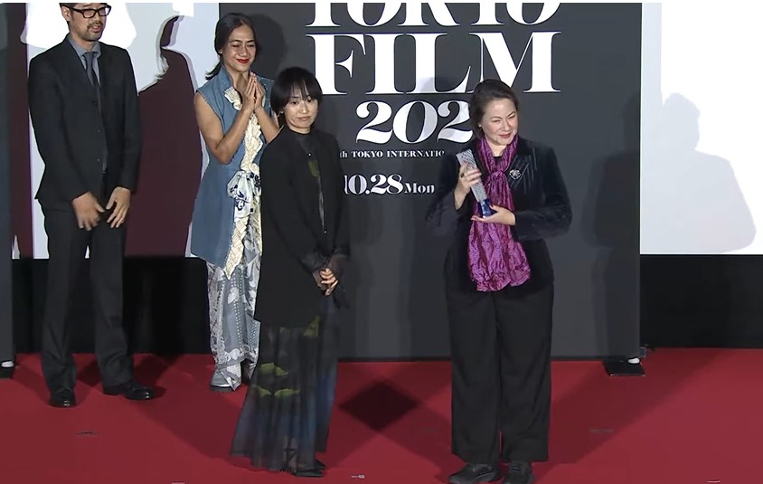 senayaydemir's tweet photo. 37. Tokyo Film Festivali Asya’nın Geleceği Bölümü’nde En İyi Film ödülü “Gündüz Apollon Gece Athena”nın! Emine Yıldırım’ın yazıp yönettiği, Ezgi Çelik ve Barış Gönenen’in başrolünde yer aldığı “Gündüz Apollon Gece Athena” prömiyerini gerçekleştirdiği festivalden ödülle dönüyor.  @MarmosetEmine @mahallidilde @ezgicelik_ @barisgonenen