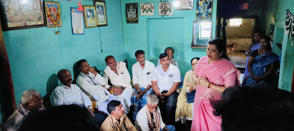 DrAnjaliTai's tweet photo. ಉಪಚುನಾವಣೆಯ ಹಿನ್ನೆಲೆಯಲ್ಲಿ ಶಿಗ್ಗಾಂವಿ ವಿಧಾನಸಭಾ ಕ್ಷೇತ್ರದ ಕಾಂಗ್ರೆಸ್ ಅಭ್ಯರ್ಥಿ ಯಾಸೀರ್ ಅಹಮದ್ ಖಾನ್ ಪಠಾಣ್ ಅವರ ಪರ ಕುಣಿಮೆಳ್ಳಿಹಳ್ಳಿ ಗ್ರಾಮದಲ್ಲಿ ಮತಯಾಚಿಸಿದೆನು. ಹಳ್ಳಿಗಳಲ್ಲಿ ಜನರ ಉತ್ಸಾಹ ಈ ಬಾರಿ ಕಾಂಗ್ರೆಸ್ ಗೆಲುವಿನ ಮುನ್ಸೂಚನೆ ನೀಡುತ್ತಿದೆ.
 
#Shiggon #Bypoll #Congress https://t.co/IFJxqfJBQA