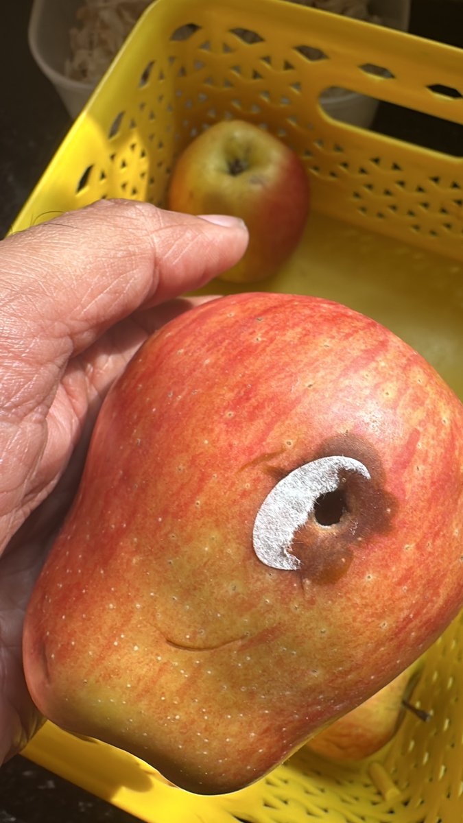 mkl2898's tweet image. @food_haryana 
@cpgurgaon
@pankaj_ag 

Please see the kind of apples sold in Gurgaon. Carefully put a sticker of best quality and underneath sticker one can see the apple is injected with some thing pls see the pics