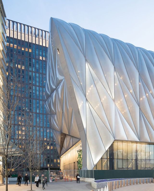 parametricarch's tweet photo. 1/3
The Shed, New York’s innovative arts center, is a transformative project by @dsrny. Completed in 2019, this 18,500 m² space stands as an adaptive venue that expands the boundaries of art and performance. Its unique Bloomberg Building features a movable 120-foot (37 m) ETFE-clad shell, which glides along rails to create The McCourt, a flexible indoor-outdoor space for large-scale events. The ETFE panels, some reaching nearly 70 feet (21 m), provide insulation akin to glass while incredibly lightweight. ☀️