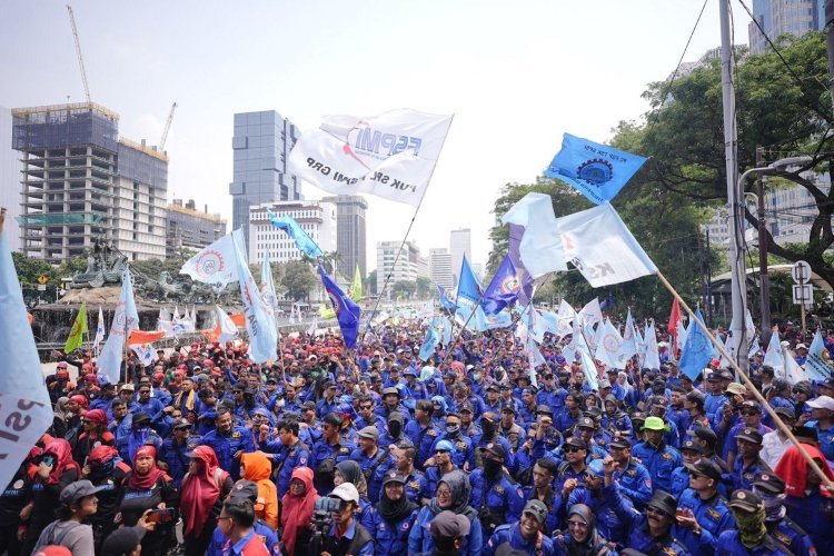 🇮🇩💪 #Indonesian trade unions have won a huge victory!

⚖️The Constitutional Court suspended parts of the controversial "omnibus law," which weakened worker rights and environmental protections. 🌍✊#UnionWin

👉ituc-csi.org/indonesia-trad…