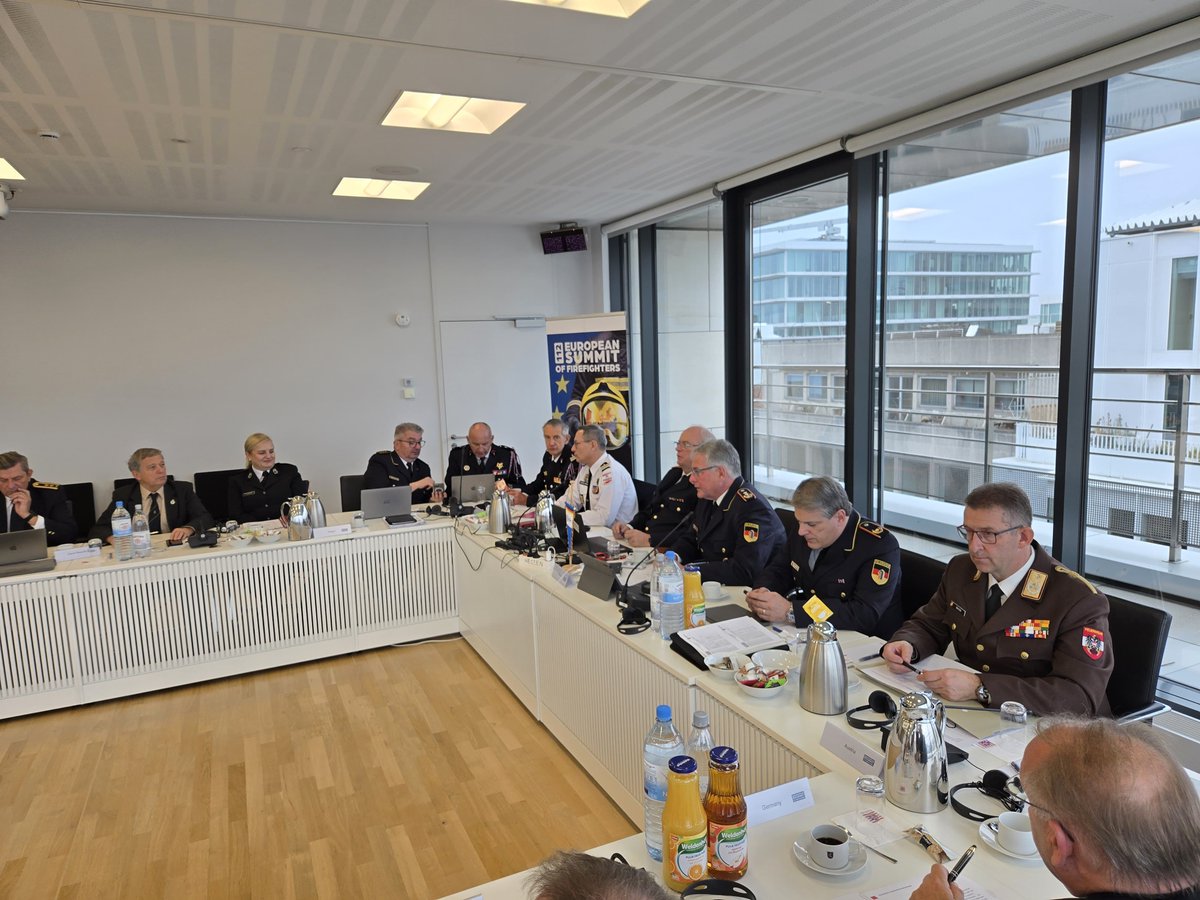 feuerwehrAT's tweet photo. 2. European Summit of Firefighters mit Spitzenvertretern der #Feuerwehr|verbände aus 21 EU-Ländern in Brüssel. Nach Paris 2024 folgen nun konkrete Überlegungen zur Gründung eines Verbandes in Kooperation mit dem @ctif_org. https://t.co/eBdN5Q6Keg