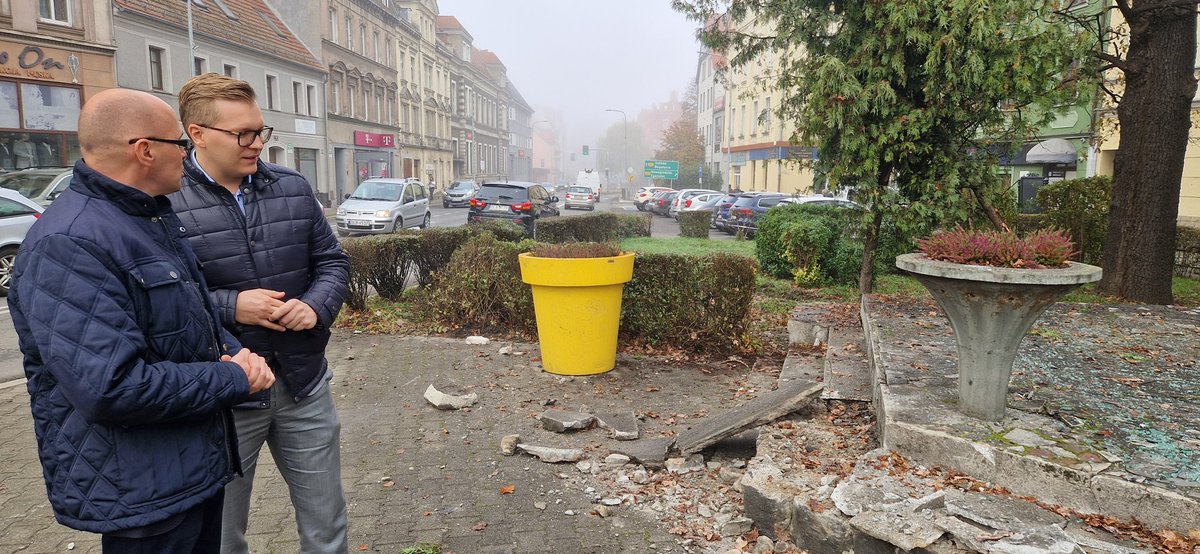 Burmistrz Grzegorz Wieczorek spotkał się z Kamilem Barczykiem przy obielisku na pl. 3 Maja. Pokazał członkowi Komisji doraźnej ds. transportu i komunikacji Sejmiku Woj. Dolnośląskiego zniszczony postument. Radny Sejmiku obiecał wsparcie w pozyskaniu pieniędzy na przebudowę placu.