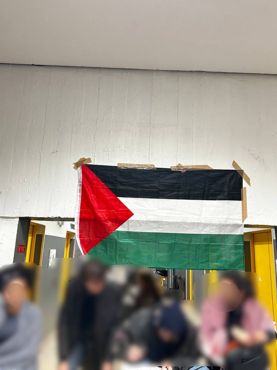 SAParis1_'s tweet photo. 🔴Pour le deuxième jour consécutif Tolbiac est bloqué en soutien à la Palestine et au Liban.

À nouveau : Paris 1  doit rompre ses liens avec les universités complices d'un génocide. https://t.co/8jfRIBAULg