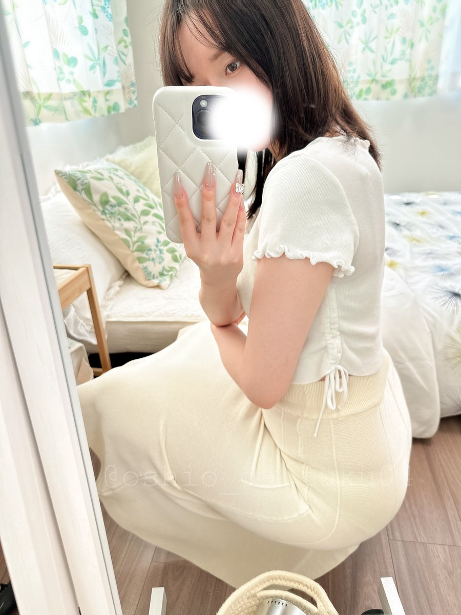 パンツ何色かわかる？

当てた人にはご褒美あげます https://t.co/IPX69KjlcA