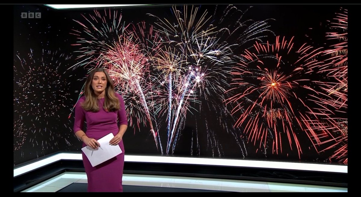 The closest I could get to a firework display last night… how incredible is this studio wall! 🎆💗✨ <a href="/BBCWales/">BBC Wales 🏴󠁧󠁢󠁷󠁬󠁳󠁿</a>