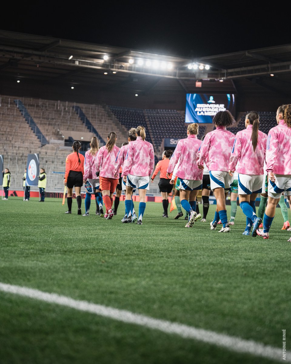 RCSA_Feminines's tweet photo. 🎀 𝐑𝐚𝐜𝐢𝐧𝐠-𝐀𝐒𝐒𝐄 𝐞𝐧𝐠𝐚𝐠𝐞́ 𝐩𝐨𝐮𝐫 𝐎𝐜𝐭𝐨𝐛𝐫𝐞 𝐫𝐨𝐬𝐞
En partenariat avec @adidasfootball et l'association #FemmesdeFoot, nos joueuses sont entrées sur la pelouse en portant la même veste rose que leurs homologues masculins, conçue spécialement à cette occasion !
#LaForceDuneAction