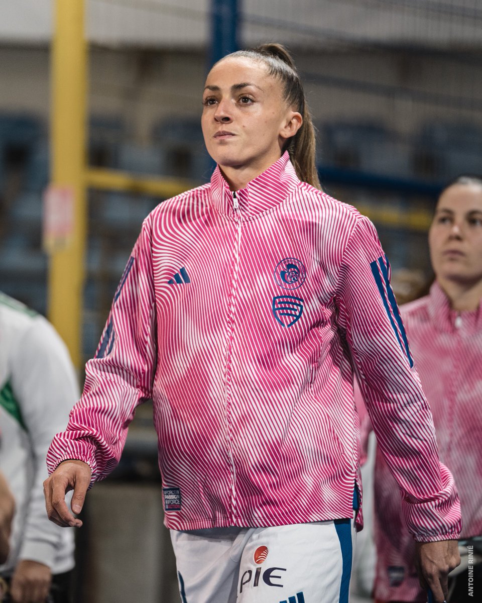 RCSA_Feminines's tweet photo. 🎀 𝐑𝐚𝐜𝐢𝐧𝐠-𝐀𝐒𝐒𝐄 𝐞𝐧𝐠𝐚𝐠𝐞́ 𝐩𝐨𝐮𝐫 𝐎𝐜𝐭𝐨𝐛𝐫𝐞 𝐫𝐨𝐬𝐞
En partenariat avec @adidasfootball et l'association #FemmesdeFoot, nos joueuses sont entrées sur la pelouse en portant la même veste rose que leurs homologues masculins, conçue spécialement à cette occasion !
#LaForceDuneAction