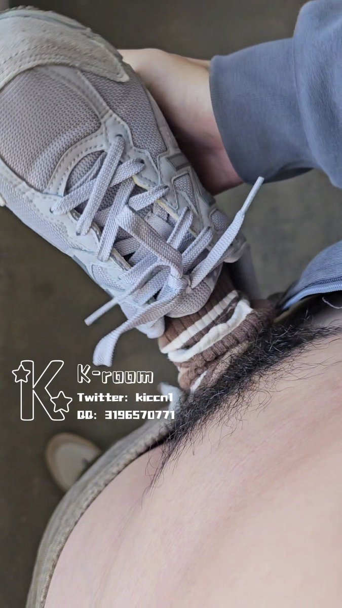 kiccn1's tweet photo. 认识的一个妹子，公交车上偷偷拍了一下，万万没想到她竟然把鞋袜都放在门外，这不就是给我准备的吗，拿到袜子的时候还是微微湿润的，用起来很舒服（照片视频已经在电报群里更新） https://t.co/jDWlzRS374
