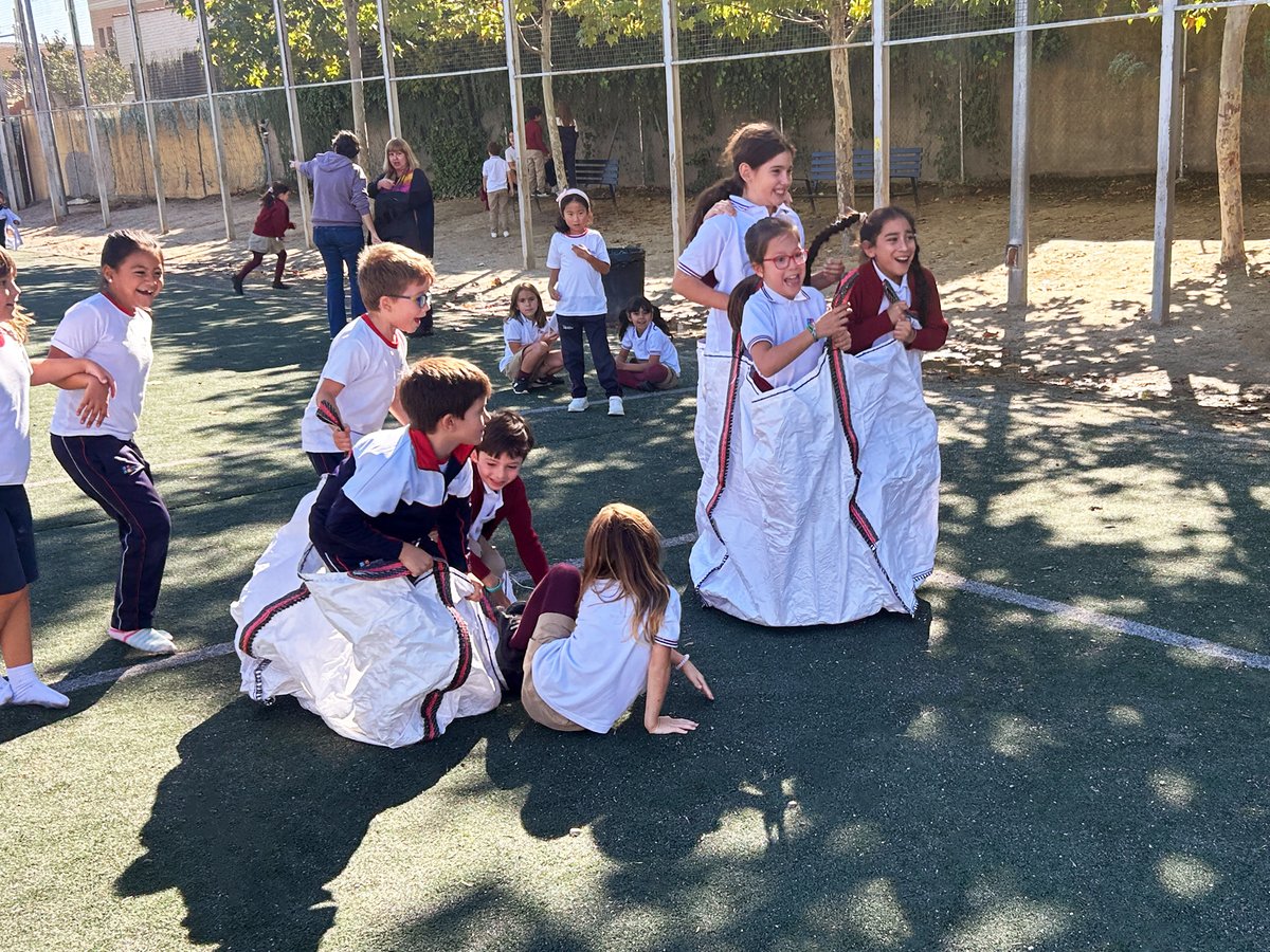 ColegioGaudem's tweet photo. El viernes 18 de octubre dimos el pistoletazo de salida a nuestros #PatiosInclusivos 🤩

Empezamos con 3 zonas para dinamizarlos: "Discopatio", zona de lanzamiento de sacos y carreras de sacos 3️⃣

#ColegioGaudem trabajando la #inclusión con Gey Lagar @geylagar de #PatiosDinámicos https://t.co/Q9BIfafTgL