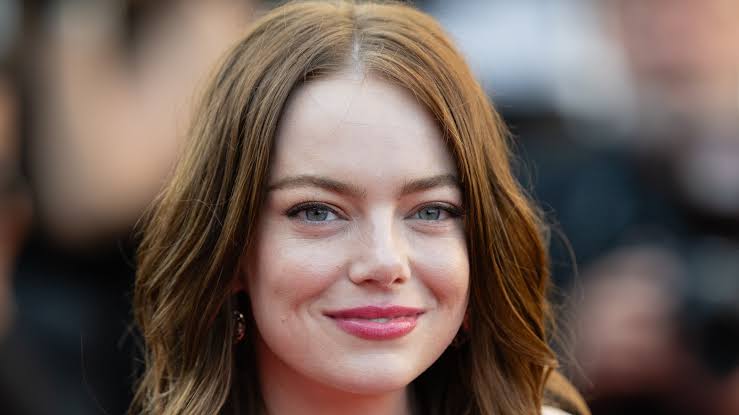 NBCreteregione's tweet photo. Tantissimi auguri oggi all'attrice statunitense Emma Stone, 
vincitrice di due Premi Oscar, tre Golden Globe e numerosi altri premi. 
#radionbc #birthday @emmagemstone https://t.co/wpvGpzEDUw