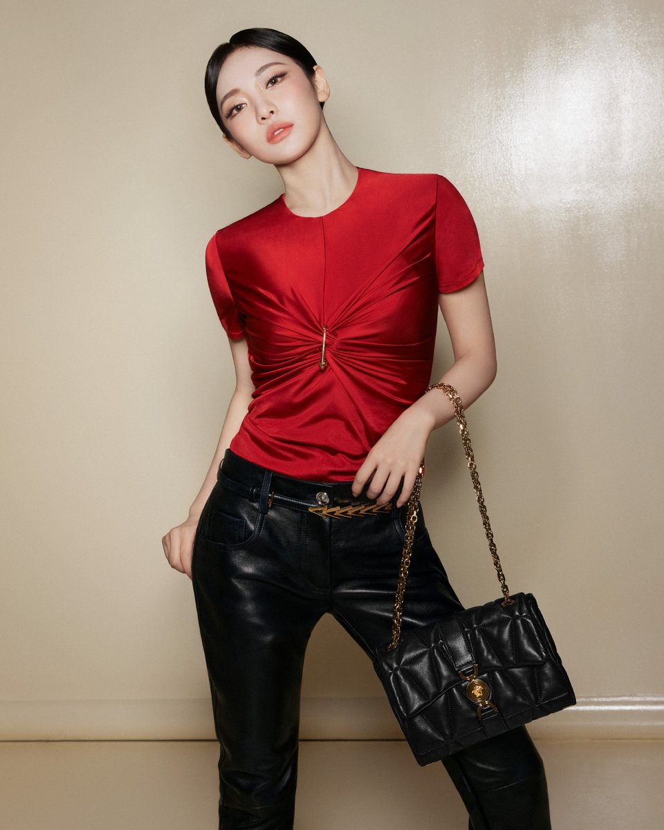 Versace's tweet photo. NINGNING for #VersaceHoliday

The Global Brand Ambassador with the Kleio bag

Now at https://t.co/AclgcC47fB

@aespa_official 
#NINGNING
#aespa
#VersaceKleio
#Versace https://t.co/gTtO2KoRit