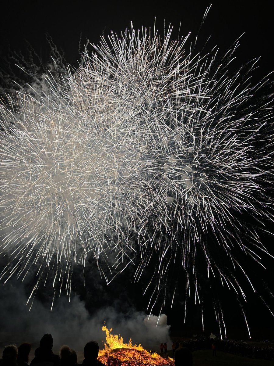 michaelthomasw2's tweet image. Holyhead Fireworks display last night. A great display! #anglesey #holyhead #BonfireNight2024 #Fireworks #northwales