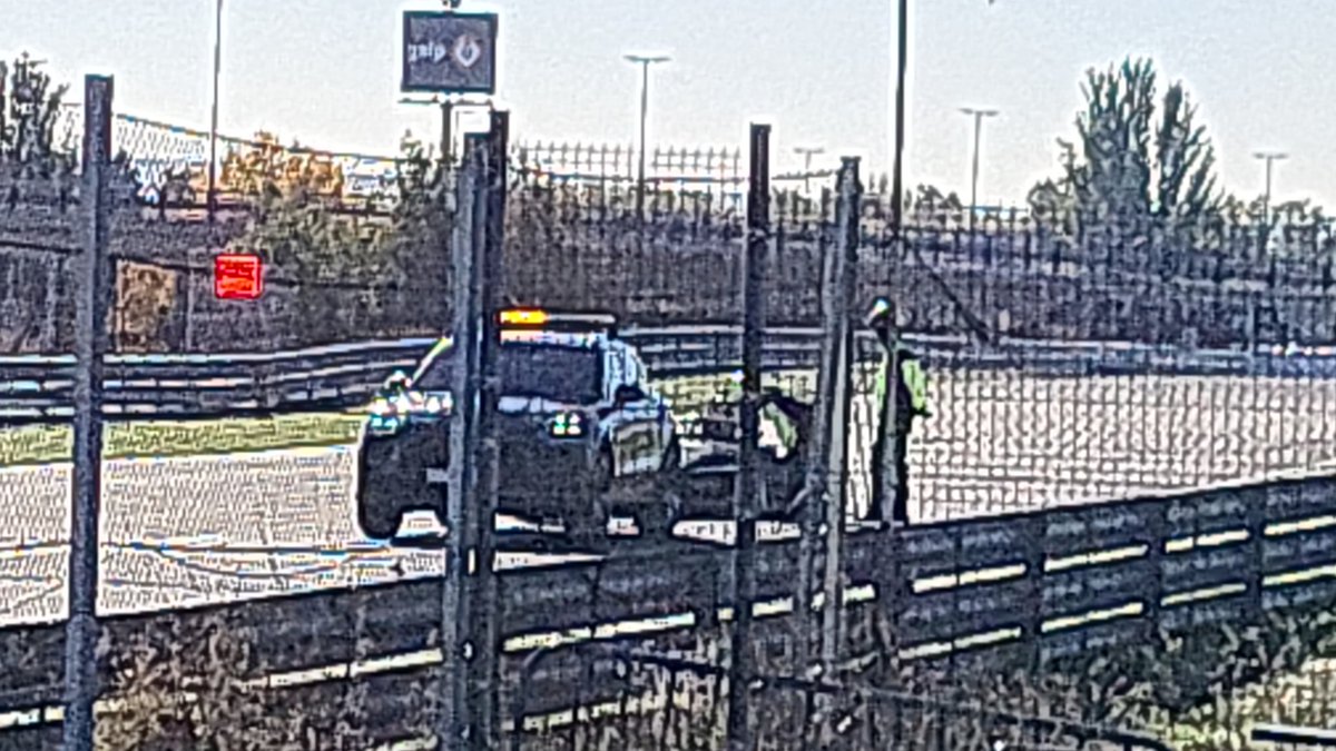 tobiw_apex's tweet image. First red flag 🚩 of the #FormulaE tests in Madrid: @sambirdofficial stops in turn 1 and gets pushed by his @McLarenFE mechanics back to the pits. #FETesting #FormelE