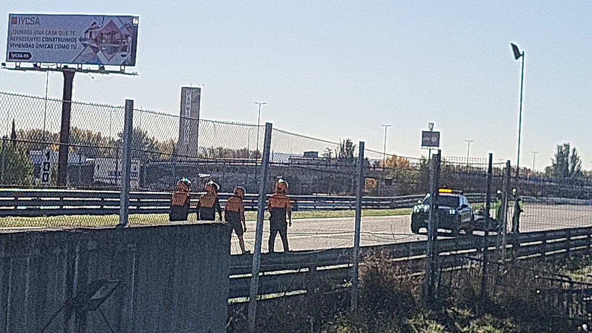 tobiw_apex's tweet image. First red flag 🚩 of the #FormulaE tests in Madrid: @sambirdofficial stops in turn 1 and gets pushed by his @McLarenFE mechanics back to the pits. #FETesting #FormelE