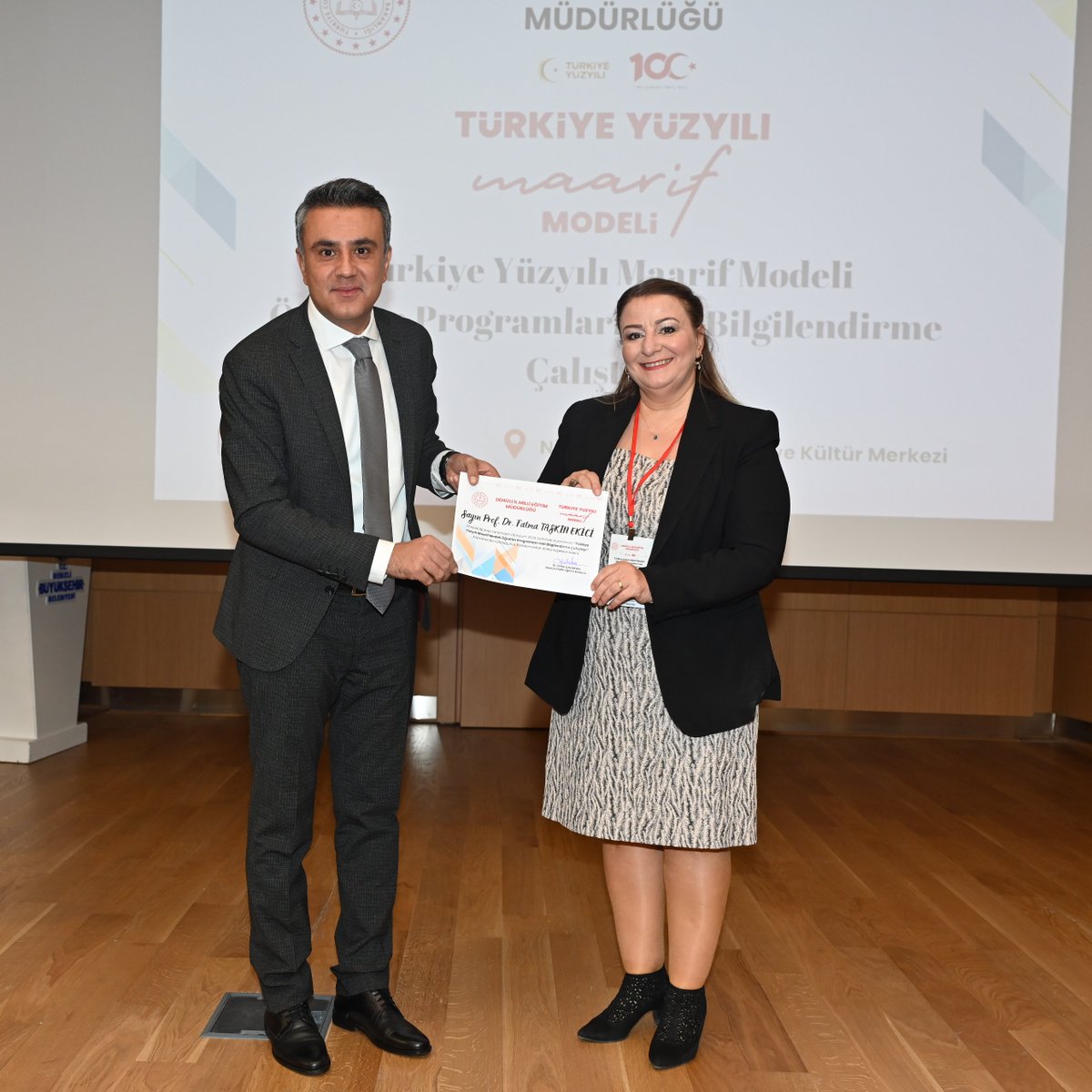 denizlimem's tweet photo. Türkiye Yüzyılı Maarif Modeli Öğretim Programları Veli Bilgilendirme Çalıştayı 

Türkiye Yüzyılı Maarif Modeli Öğretim Programları Veli Bilgilendirme Çalıştayı Okul Yöneticileri ile Okul Aile Birliği Başkanlarına yönelik olarak düzenlenmiş olup Türkiye Yüzyılı Maarif Modeli Öğretim Programları Veli Bilgilendirme Kılavuzu çerçevesinde, Veli Rollerinin gerçekleştirilmesine katkı sunacak.

Türkiye Yüzyılı Maarif Modeli Öğretim Programları Veli Bilgilendirme Çalıştayı açılış programına İl Milli Eğitim Müdürümüz Emre Çalışkan, Türkiye Yüzyılı Maarif Modeli yazım sürecinde görev alan Pamukkale Üniversitesi Öğretim Üyeleri Prof. Dr. Fatma Taşkın Ekici, Prof. Dr. Yasin Doğan, 24 okul yöneticisi ile 24 okul aile birliği başkanı katıldı.

Bir gün süreli olarak yapılan çalıştayda; Türkiye Yüzyılı Maarif Modeli Öğretim Programları Veli Bilgilendirme Kılavuzu ilgili başlıklar doğrultusunda sekiz masada gruplanan okul yöneticileri ile okul aile birliği başkanları Türkiye Yüzyılı Maarif Modeli Öğretim Programları Veli Bilgilendirme Kılavuzu kapsamında velilere destek olabilecek önerilerle çalıştay raporu hazırlayacaklar.

Aynı zamanda https://t.co/QOYIiX9oJn adresinde yayımlanan Türkiye Yüzyılı Maarif Modeli Öğretim Programları Veli Bilgilendirme Kılavuzu doğrultusunda velilerimizin; çocuklarımızın eğitim süreçlerinde aktif katılımları ve sağlayacağı geri bildirimler ile eğitim kurumlarında Türkiye Yüzyılı Maarif Modeli Öğretim Programları Veli Bilgilendirme faaliyetlerine kılavuzluk edilmesi amaçlanıyor.

#KöklerdenGeleceğe #TürkiyeYüzyılınınMüfredatı #TürkiyeYüzyılı

@tcmeb
@Yusuf__Tekin
@farukyelkenci
@emre_caliskan