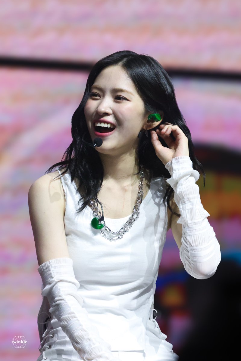 twinkle__idol's tweet photo. 241102  펜미

#ITZY #있지 
#RYUJIN #류진 #リュジン https://t.co/uC1cP5DTcl