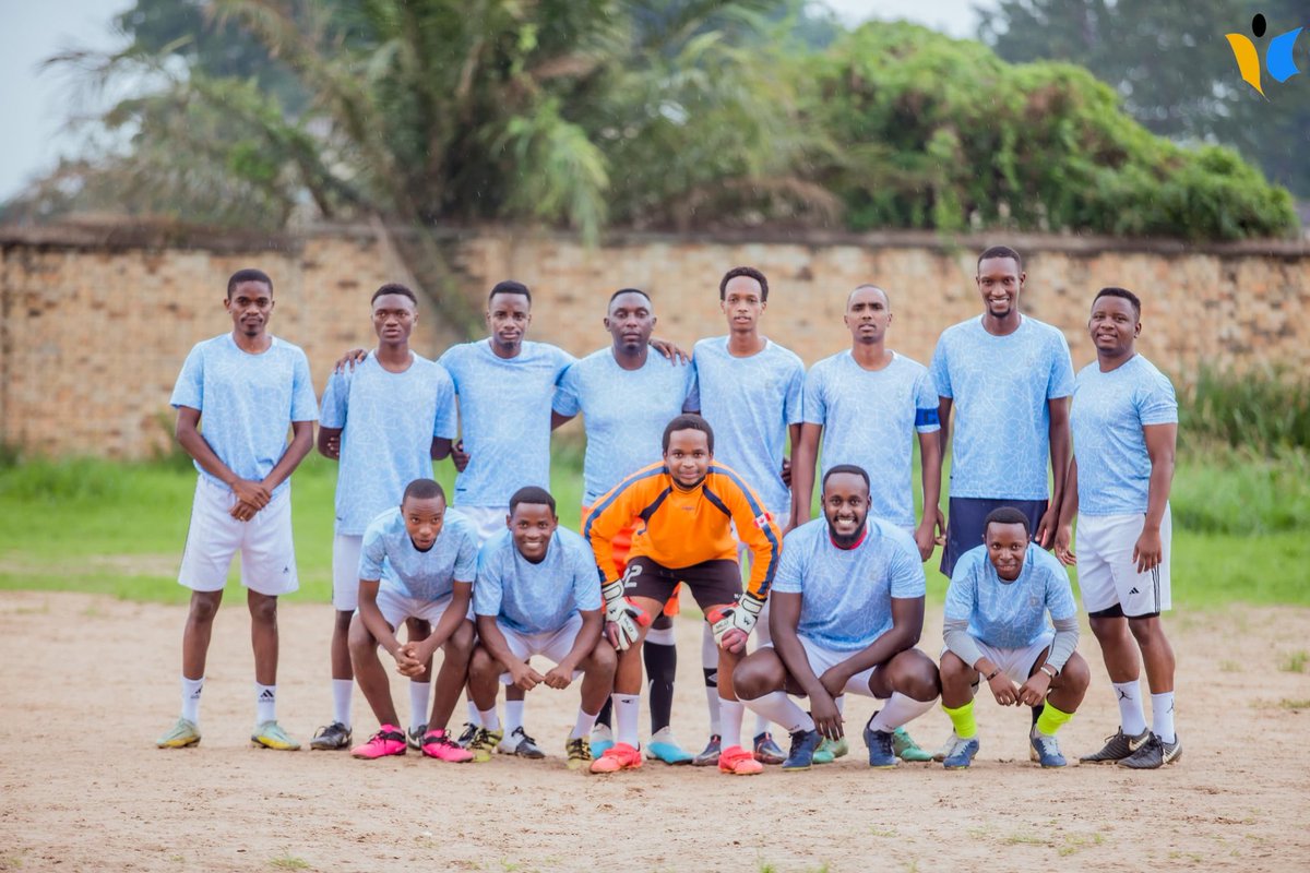MagazineJimbere's tweet photo. [P] 🔴⚽ Saint Esprit Alumni Football Academy, #SEAFA, a organisé un tournoi dénommé Ad Majorem Dei Gloriam - devise du @lseburundi - qui a débuté le 04/10/2024 et clôturé ce 03/11/2024. Ce tournoi qui a vu la participation de 6 équipes (dont deux équipes de la SEAFA, une équipe du Lycée du Saint-Esprit composée d’élèves, de leurs parents et enseignants, l’équipe de l’Académie Zoé, ainsi que deux équipes réunissant les chorales et les servants de messe) avait pour objectif de promouvoir la camaraderie et l'esprit d'équipe entre les différents groupes et chorales de l'établissement jésuite, tout en encourageant la pratique sportive et la #santé physique par le biais du #football

🔰 L’ouverture solennelle de ce tournoi avait été effectué par le Père recteur de l’école Désiré Yamuremye. Pour lui, "malgré le mauvais état des terrains, l'organisation de l'école tout comme les élèves sont ouverts aux activités sportives. Ainsi, le vendredi après-midi est réservé au #sport"

🤌🏿 Et d'ajouter: "Dans la #culture jésuite, les anciens ont toujours joué un rôle prépondérant dans l’éducation des jeunes, dans les institutions sous convention jésuite. Ainsi, on exhorte les anciens à continuer d'appuyer l'école, notamment en trouvant des astuces pour venir à bout des conflits entre générations, d'anciens conflits résultant de la difficulté de mettre dans un même groupe un ancien d'il y a 30 ans et un #jeune fraîchement diplômé."

#Burundi