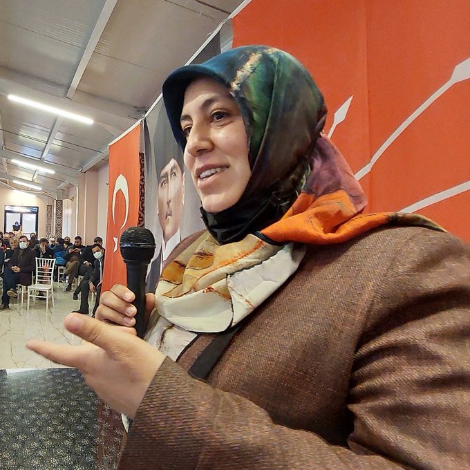 Şehit üstteğmen eşi, KHKʼlı hemşire Hilal Güler: “İki kızım var.Babaları şehit,anneleri terörist.Ben de 6 yıl 3 ay ceza aldım,onanırsa cezaevine gireceğim.Çocuklarım,bir de annesiz kalacak.(Memleketi için canlarını veren insanları terörist ilan eden AKP alçaklığına sessiz kalındı