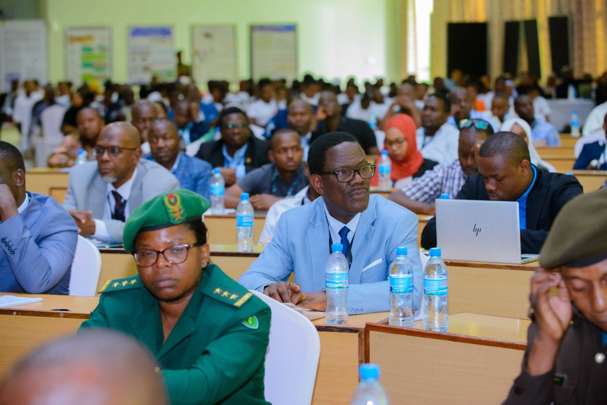📍 This week in Arusha, One Health stakeholders gather at AICC for the National One Health Conference. The Prime Minister 🇹🇿 awarded <a href="/FAO/">Food and Agriculture Organization</a> in recognition of its vital support and collaboration, the key to the success of Tanzania’s 2024 One Health Conference